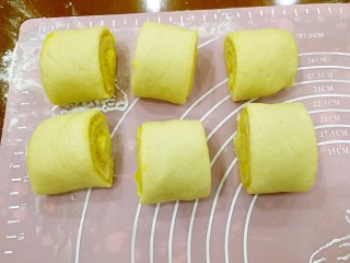 椰蓉花卷面包,切去两头不整齐的边缘，再分切成大小相若的小面卷。