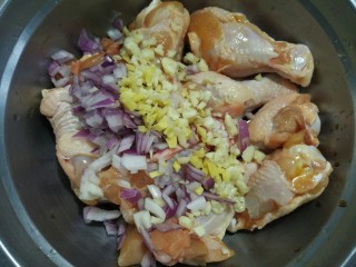 锡纸包鸡,接着放入切好的洋葱、姜和蒜头