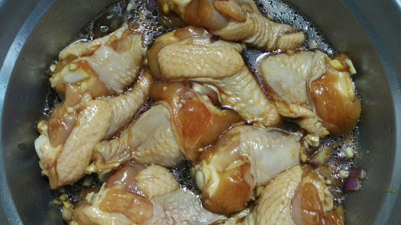 锡纸包鸡,最后放入油，拌匀后腌制20分钟