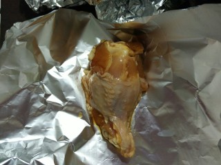 锡纸包鸡,腌制好的翅根分别用锡纸包好