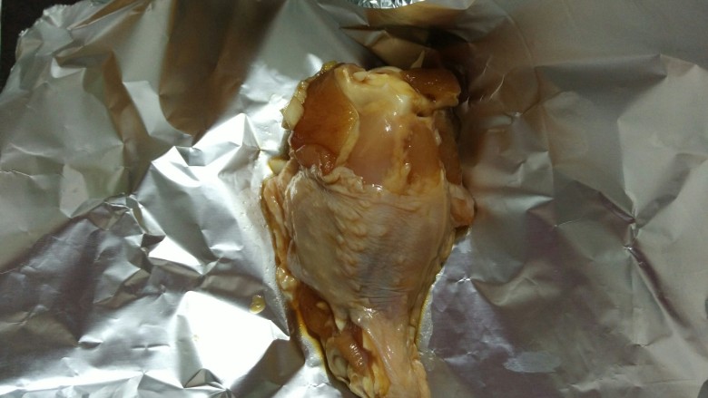 锡纸包鸡,腌制好的翅根分别用锡纸包好