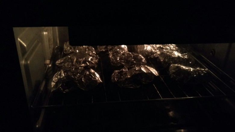 锡纸包鸡,烤箱预热200度，中层，上下火，烤一个小时