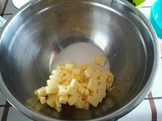 蔓越莓曲奇饼干,黄油室温软化，然后切小粒，盆子里面放入黄油和糖粉。
