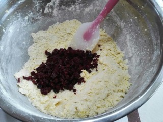 蔓越莓曲奇饼干,然后放入蔓越莓干搅拌。