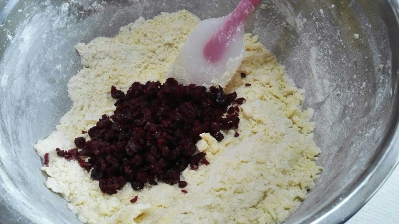 蔓越莓曲奇饼干,然后放入蔓越莓干搅拌。