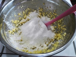 蔓越莓曲奇饼干,低粉过筛两次，然后倒入盆子里面，用刮刀搅拌。