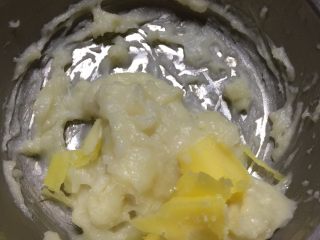 麻薯可可软曲奇,大火蒸25分钟左右，蒸至没有白色液体，取出划开凉至温热，加入软化的黄油