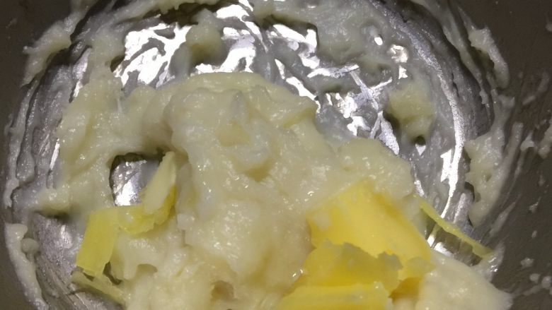 麻薯可可软曲奇,大火蒸25分钟左右，蒸至没有白色液体，取出划开凉至温热，加入软化的黄油