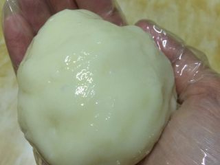 麻薯可可软曲奇,将黄油揉进面团，成为光滑有弹性的麻薯，盖保鲜膜待用
