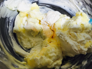 提拉米苏,加入三分之一蛋黄糊搅拌。