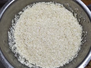 荷叶糯米鸡,将糯米和大米淘洗干净