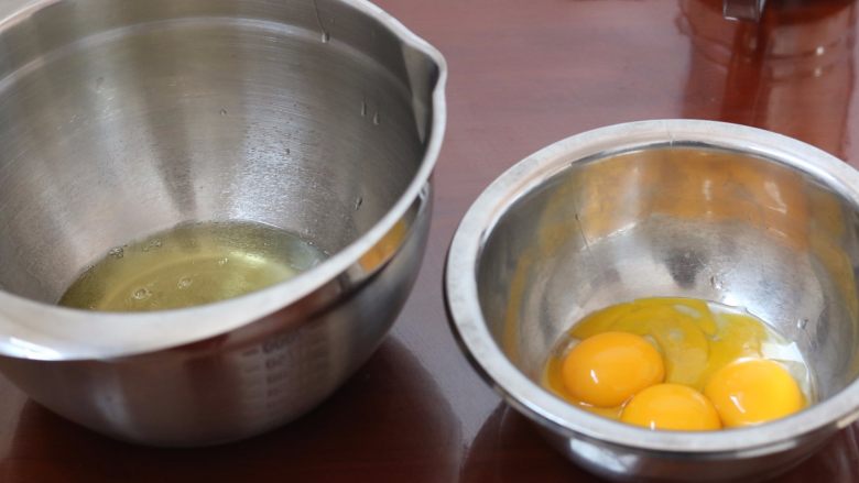 菠菜草莓奶油卷,2.蛋清蛋黄分离到无水无油的盆中