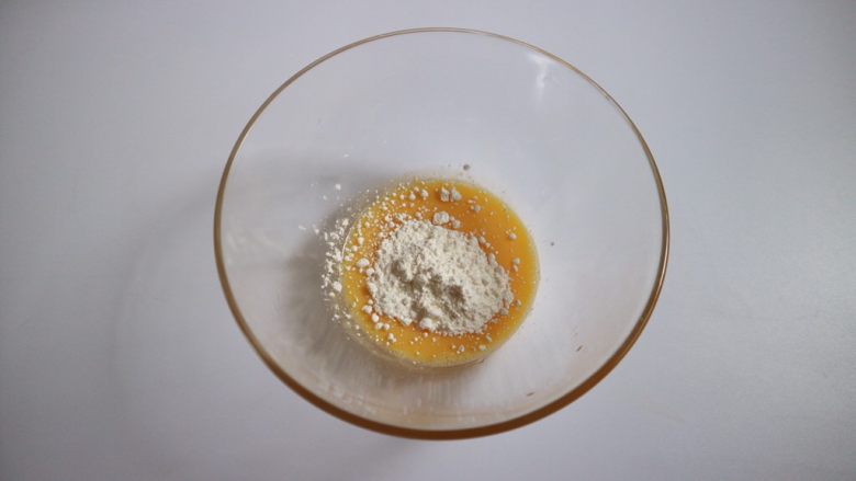 日式泡芙蛋糕卷,接着加入低筋面粉与玉米淀粉