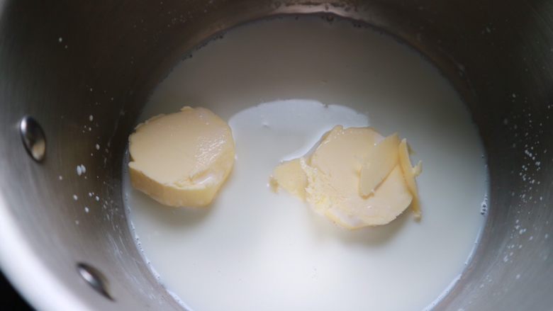 日式泡芙蛋糕卷,然后来制作泡芙体，奶锅中放入牛奶与黄油，加热至黄油融化，液体沸腾，关火