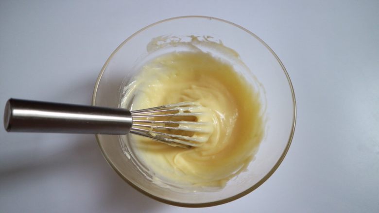 日式泡芙蛋糕卷,搅拌至黄油融化，质地细腻顺滑，冷藏备用