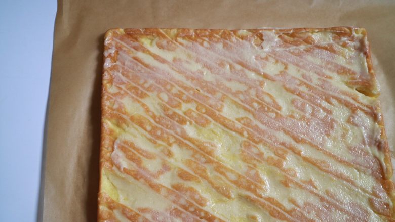 日式泡芙蛋糕卷,在泡芙皮的反面薄薄的抹一层