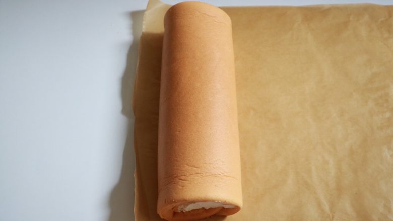 日式泡芙蛋糕卷,卷起来放入冰箱冷藏定型