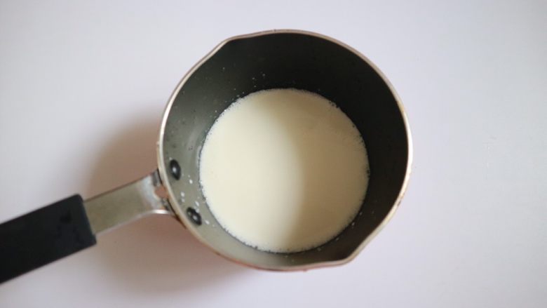 日式泡芙蛋糕卷,奶锅中倒入牛奶