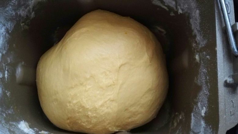 胡萝卜椰蓉菠萝巧克力豆小餐包,面团所有原材料放入面包机，揉35分钟到扩展阶段就可以了。