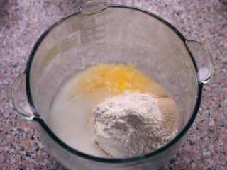 香葱肉松面包,将牛奶、面粉、酵母、白砂糖、盐、鸡蛋一起放入揉面盆。