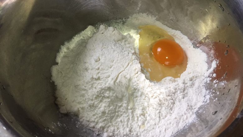 葱香芝士卷饼,然后，再把鸡蛋打入到面粉中；