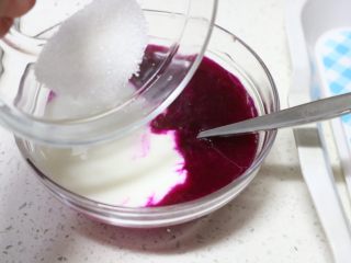 缤纷夏日水果棒冰,榨好的火龙果汁加入少许糖，加入自制酸奶