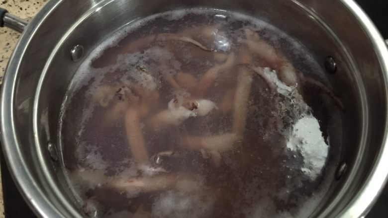 爆炒鱿鱼须,鱿鱼须用开水煮两分钟去除腥味.
