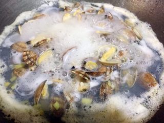 葱油花蛤,花蛤基本都开口就可以，大概4-5分钟；