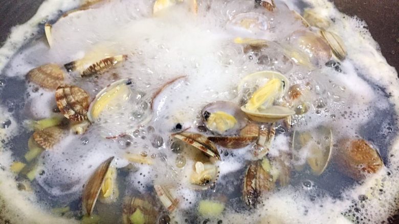 葱油花蛤,花蛤基本都开口就可以，大概4-5分钟；