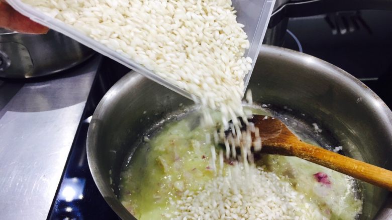 核桃意式烩饭,倒入香米，慢慢煮。纳枝（蔬菜煮出来的高汤）一点点加。