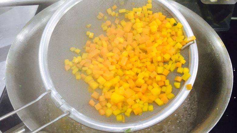 核桃意式烩饭,倒入南瓜和胡萝卜，煮会，大概30秒，撩出，放入冰水中