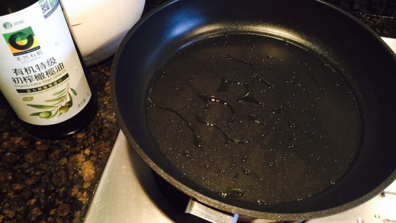芦笋黑胡椒白蘑,锅内放油，只要湿润锅底面就可以（今天倒多了，后来又倒出来一半）
