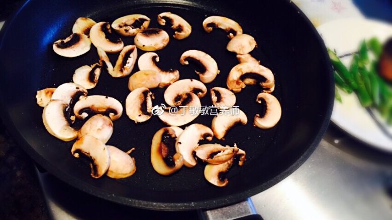 芦笋黑胡椒白蘑,放白蘑慢慢烤出水分，上下翻面，待出香味……