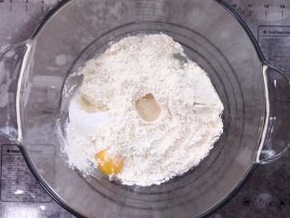 咸蛋黄肉松麻薯面包,启动厨师机揉面，待面团揉至脱离内桶缸壁并形成团，即达到初步扩展阶段，加入黄油。