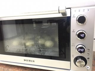 咸蛋黄肉松麻薯面包,全部做好之后，放入烤箱进行二发。（二发用烤箱是相对方便理想的，烤箱下层置入一盘热水，烤箱可以开发酵功能，但夏天气温高，烤管就尽量不要设温度了)。