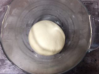 咸蛋黄肉松麻薯面包,将揉好的面团置于温暖处发酵至原来的2.5倍左右大。