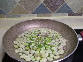 葱香蚕豆,放入葱末，调入适量盐；加盖，开火；