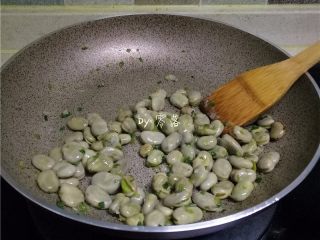 葱香蚕豆,翻拌均匀；