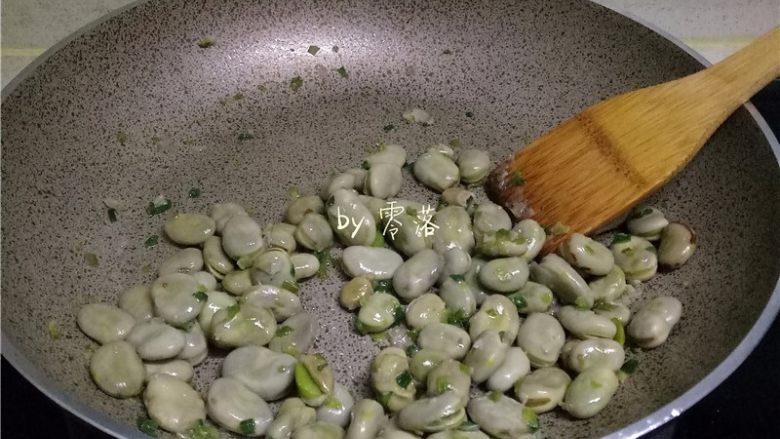 葱香蚕豆,翻拌均匀；