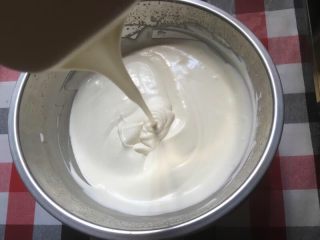 夏日特饮蛋糕,加了吉利丁粉的酸奶与淡奶油混合均匀