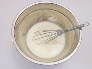 淡奶油戚风蛋糕（后蛋法）,将淡奶油和牛奶混合倒入搅拌盆，拌匀