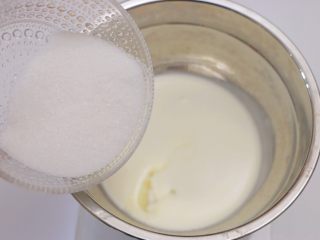 淡奶油戚风蛋糕（后蛋法）,加入20g细砂糖，搅拌至细砂糖完全融化