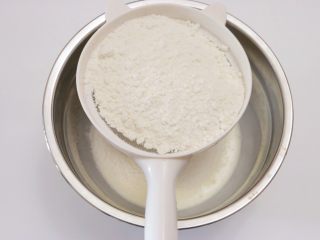 淡奶油戚风蛋糕（后蛋法）,筛入低筋面粉