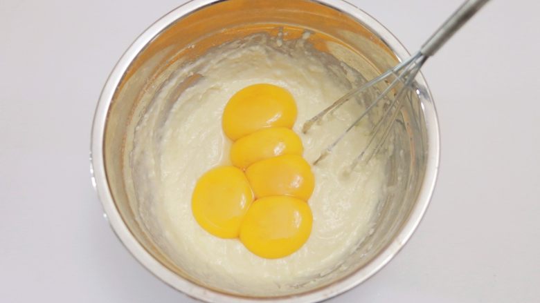 淡奶油戚风蛋糕（后蛋法）,一次性加入所有蛋黄