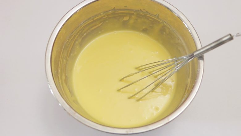淡奶油戚风蛋糕（后蛋法）,搅拌至蛋黄与面糊完全融合