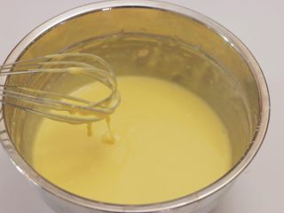 淡奶油戚风蛋糕（后蛋法）,拌好的蛋黄糊是细腻顺滑的，然后放一旁备用