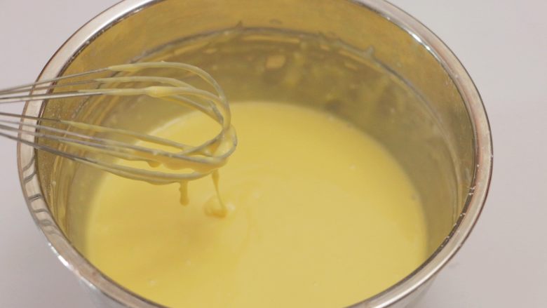 淡奶油戚风蛋糕（后蛋法）,拌好的蛋黄糊是细腻顺滑的，然后放一旁备用