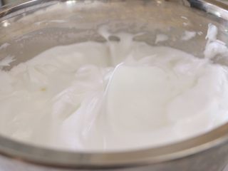 淡奶油戚风蛋糕（后蛋法）,将蛋白打发至湿性发泡稍稍过一点即可