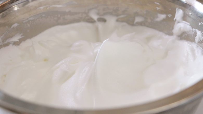 淡奶油戚风蛋糕（后蛋法）,将蛋白打发至湿性发泡稍稍过一点即可