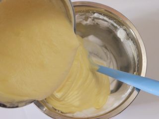 淡奶油戚风蛋糕（后蛋法）,将蛋黄糊倒入剩余的1/3蛋白霜的盆中